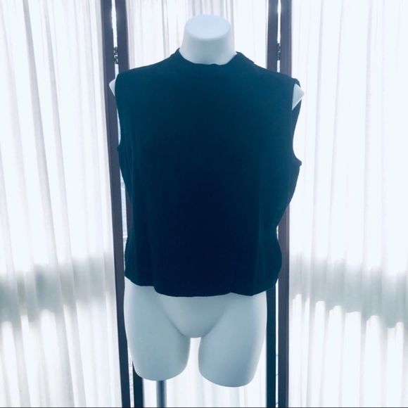 St. John Basics Shoulder Zip Sleeveless Top - Picture 1 of 15